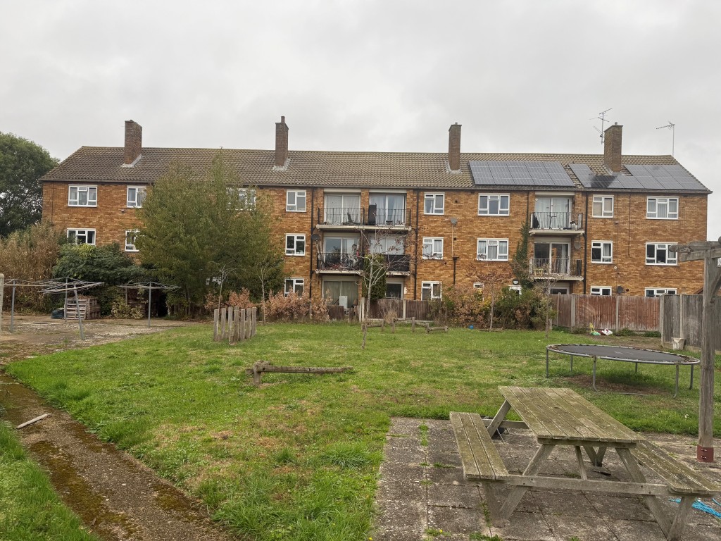 Lot: 105 - TWO-BEDROOM 2ND FLOOR FLAT FOR REFURBISHMENT - Shot of back of building showing communal gardens